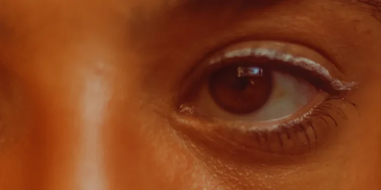 Cómo drenar las bolsas de los ojos sin complicarte la vida