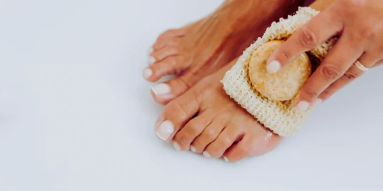 Cómo exfoliar los pies en casa y devolverles la suavidad