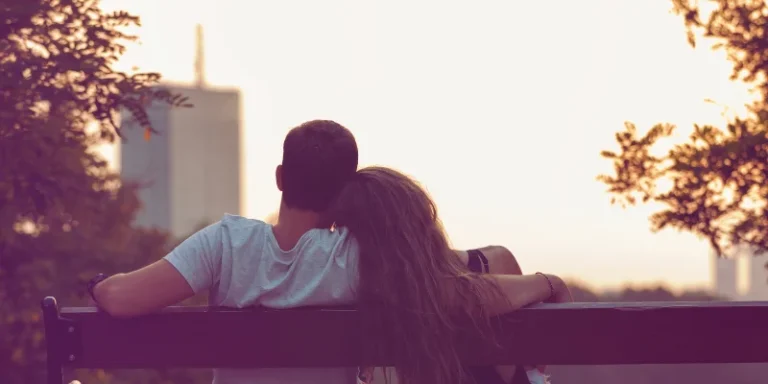 Cuando tu novio te ama, pero no te escucha de verdad